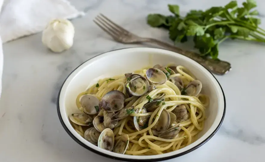 Spaghetti alle vongole cremosi senza panna: i passaggi giusti