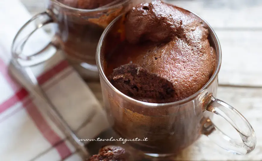 Torta in tazza al microonde, morbida e pronta in pochi minuti