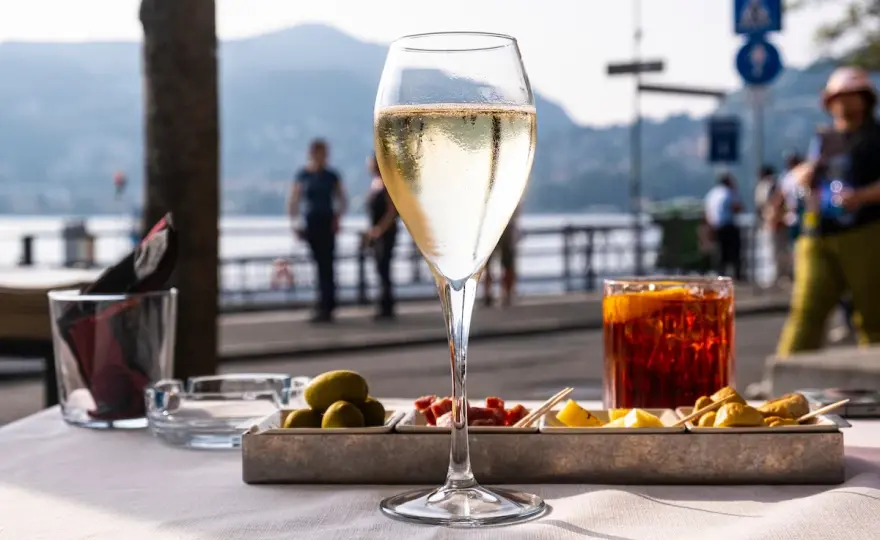 Aperitivo italiano - significato, bevande e abbinamenti