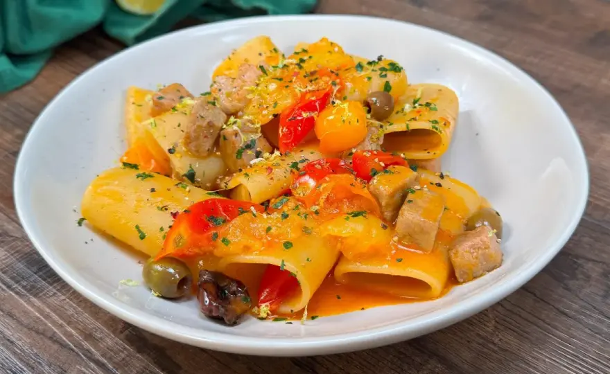 Pasta con tonno fresco morbida e saporita