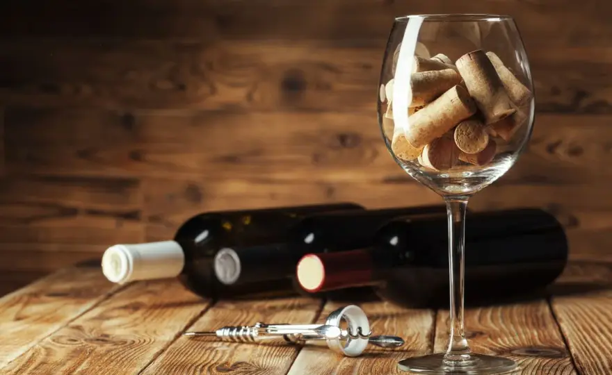Come chiudere una bottiglia di vino aperta e conservarla