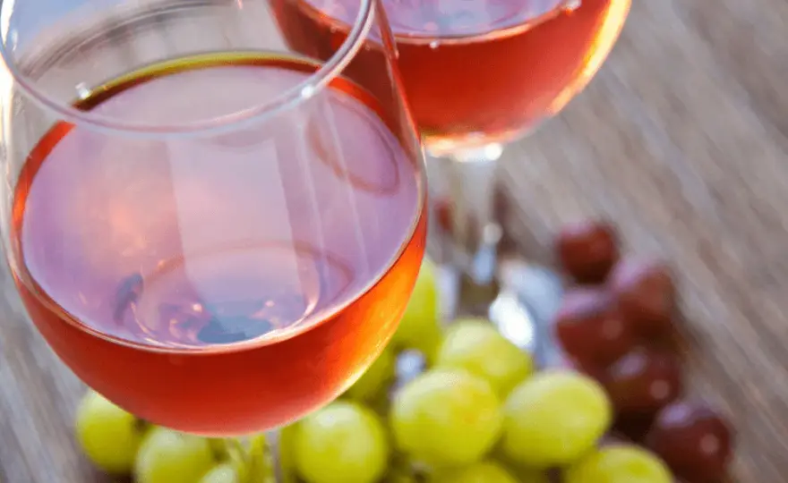 Come si produce il vino rosato? Metodi, tempi e abbinamenti