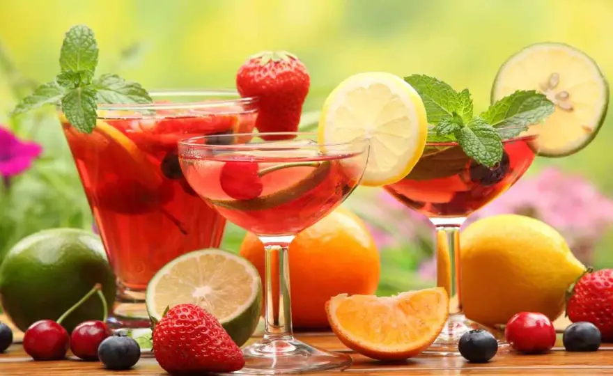 Cocktail con frutta fresca per un aperitivo equilibrato