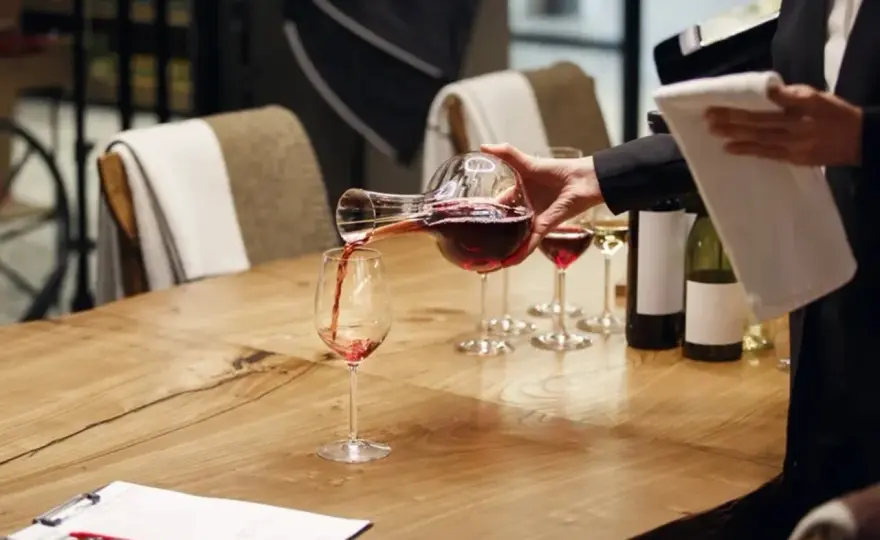 Cosa fa un sommelier? Ruolo, abbinamenti e servizio del vino