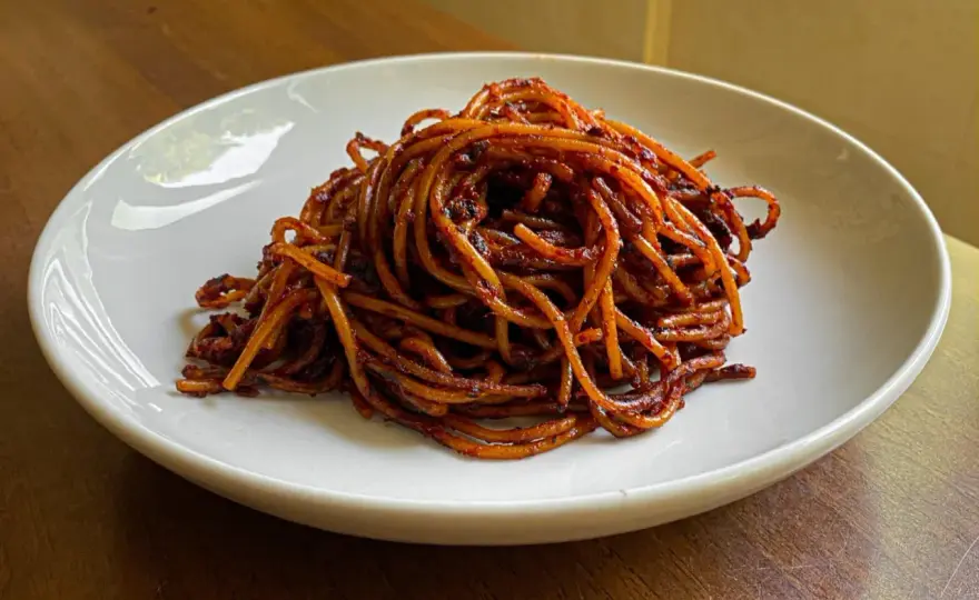 Spaghetti all'assassina, la ricetta barese per la crosticina