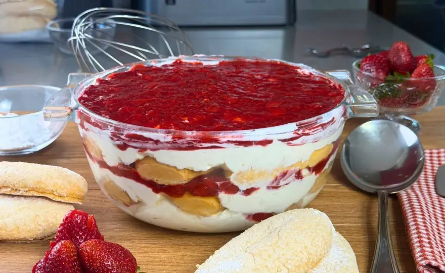 Tiramisù alle fragole cremoso, anche senza uova crude