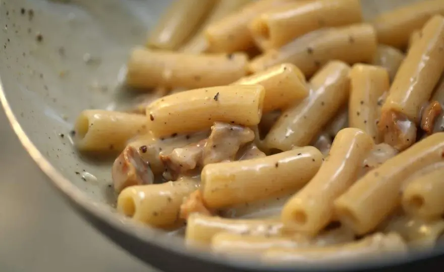 Pasta guanciale e pecorino cremosa, i trucchi della gricia