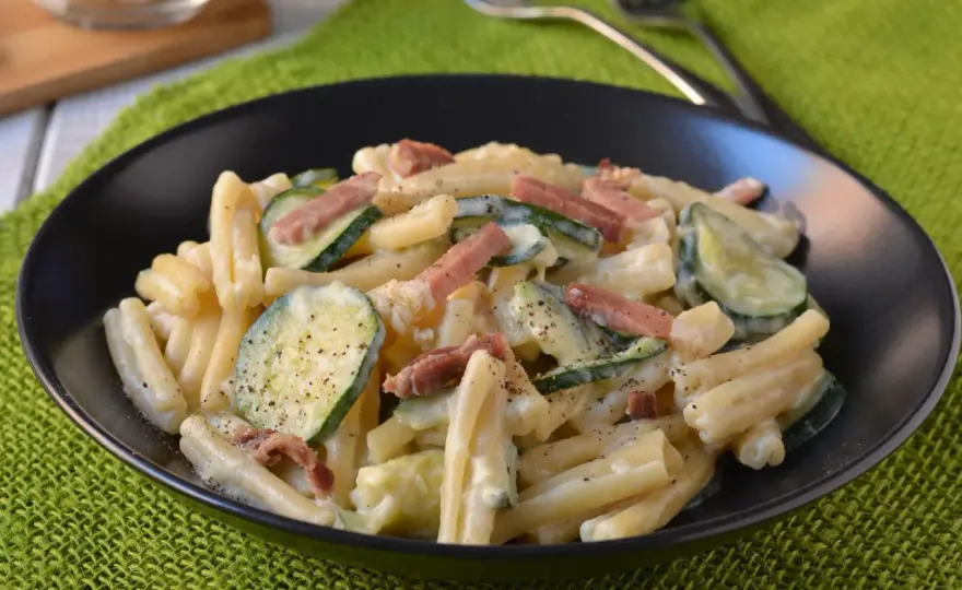 Pasta zucchine e speck cremosa senza panna pronta in 25 minuti