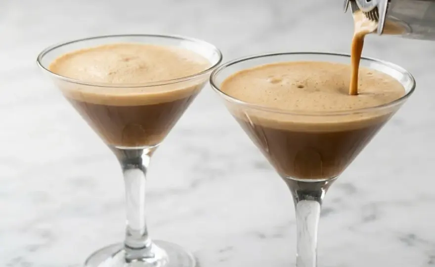 Caffè shakerato fatto in casa con schiuma perfetta