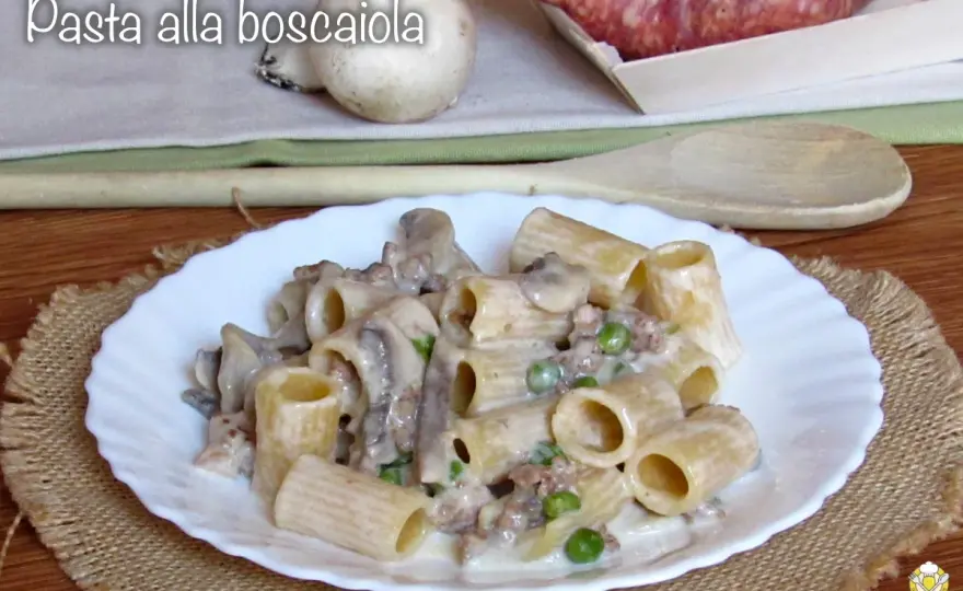 Pasta alla boscaiola cremosa con salsiccia e funghi