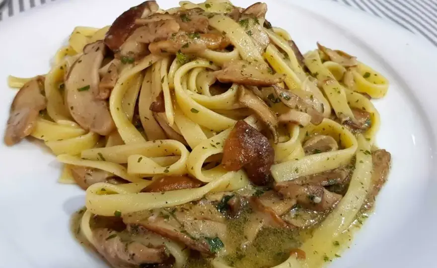 Tagliatelle ai funghi cremose senza panna: trucchi e dosi