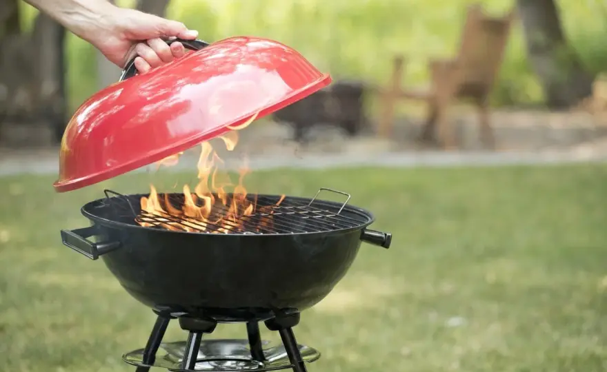 Legna nel barbecue a carbonella? Ecco come usarla