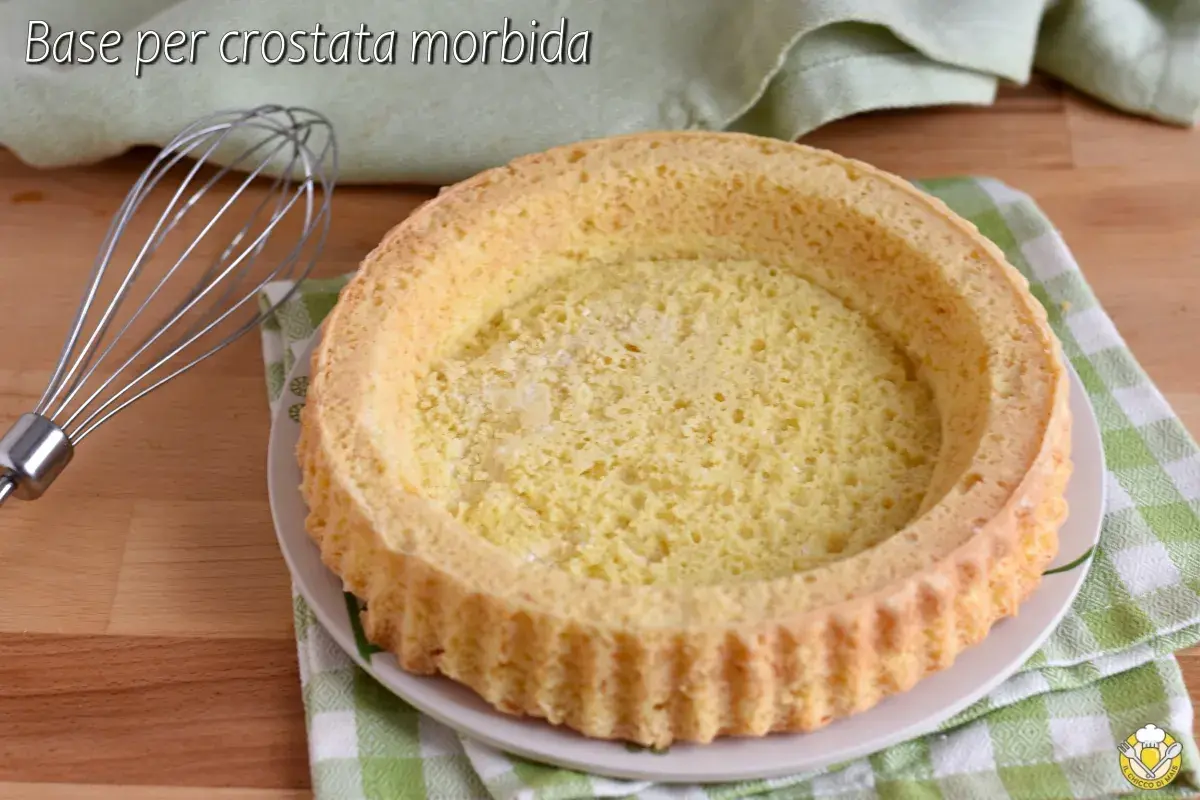 Base per crostata morbida pronta per essere farcita. Ecco come si usa uno stampo furbo per un dolce perfetto.