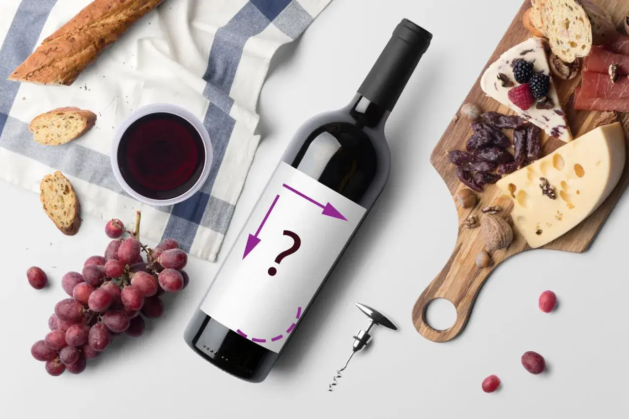 Bottiglia di vino rosso con etichetta vuota, grappolo d'uva, pane, formaggio e salumi. Indicazioni grafiche sulla lunghezza bottiglia vino.