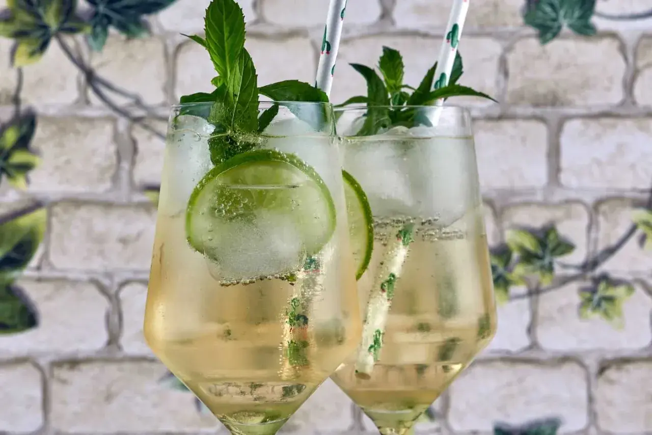 Due Hugo Spritz, con menta fresca, lime e ghiaccio. Ingredienti perfetti per un'estate rinfrescante.