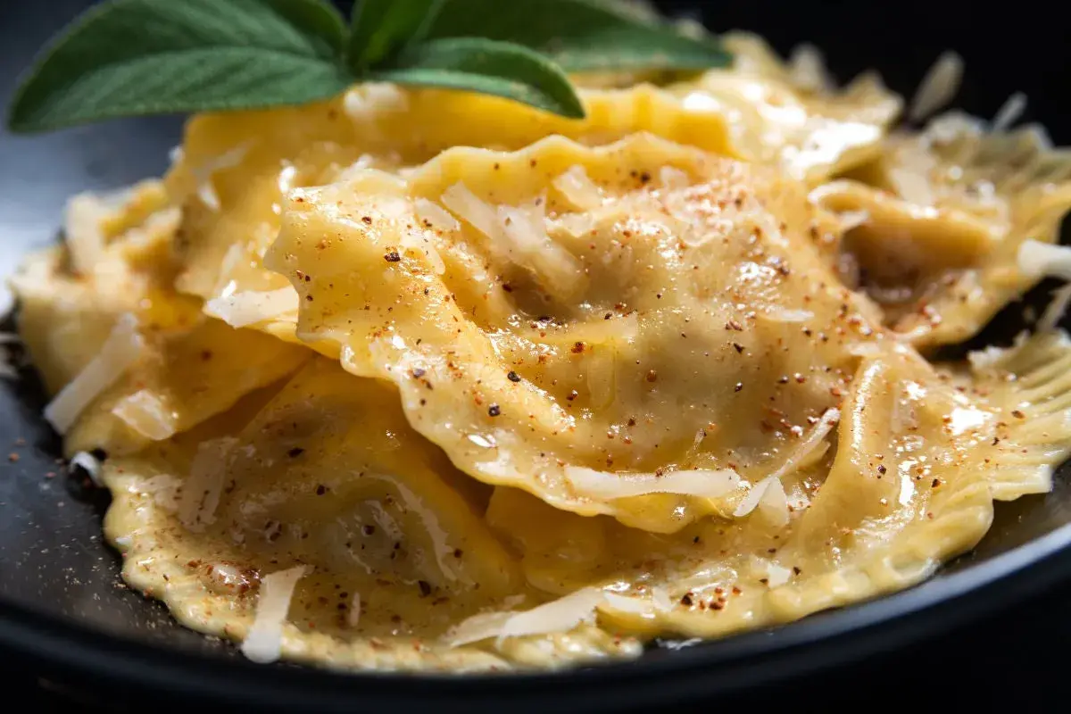 Tortelli cremaschi fumanti, conditi con burro fuso, parmigiano e una foglia di salvia. Un piatto che sa di casa.