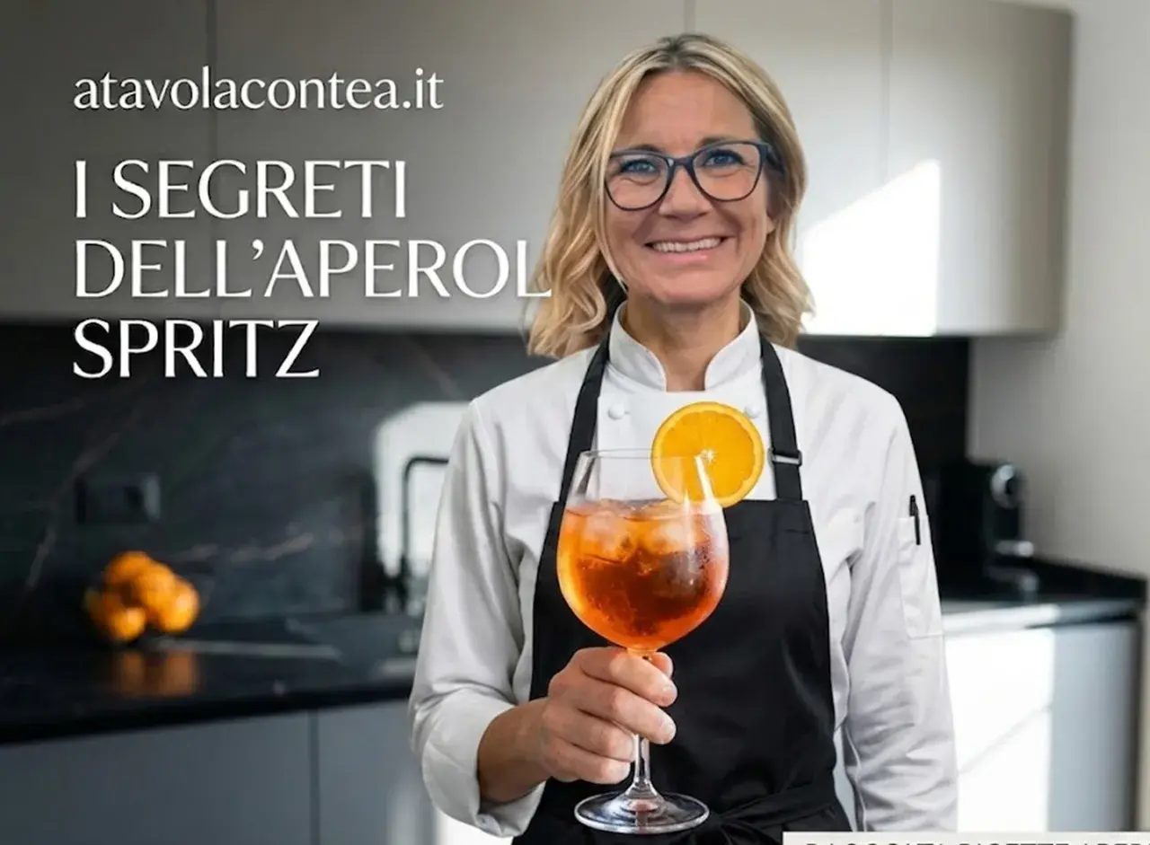 Donna sorridente con un bicchiere di Spritz Aperol, guarnito con arancia. Scopri i segreti degli ingredienti Spritz Aperol perfetti.