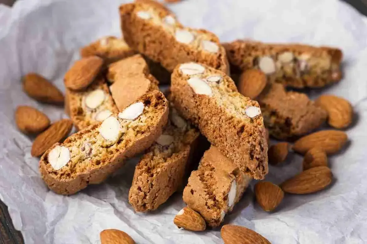 Cantucci ricetta: biscotti secchi dorati con mandorle intere, perfetti da inzuppare.