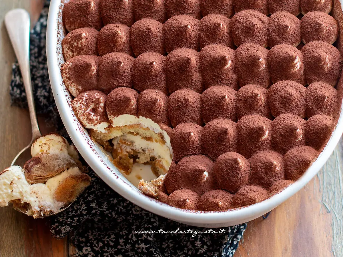 Tiramisù fatto in casa, una deliziosa tiramisù ricetta con savoiardi e crema al mascarpone, spolverato di cacao.