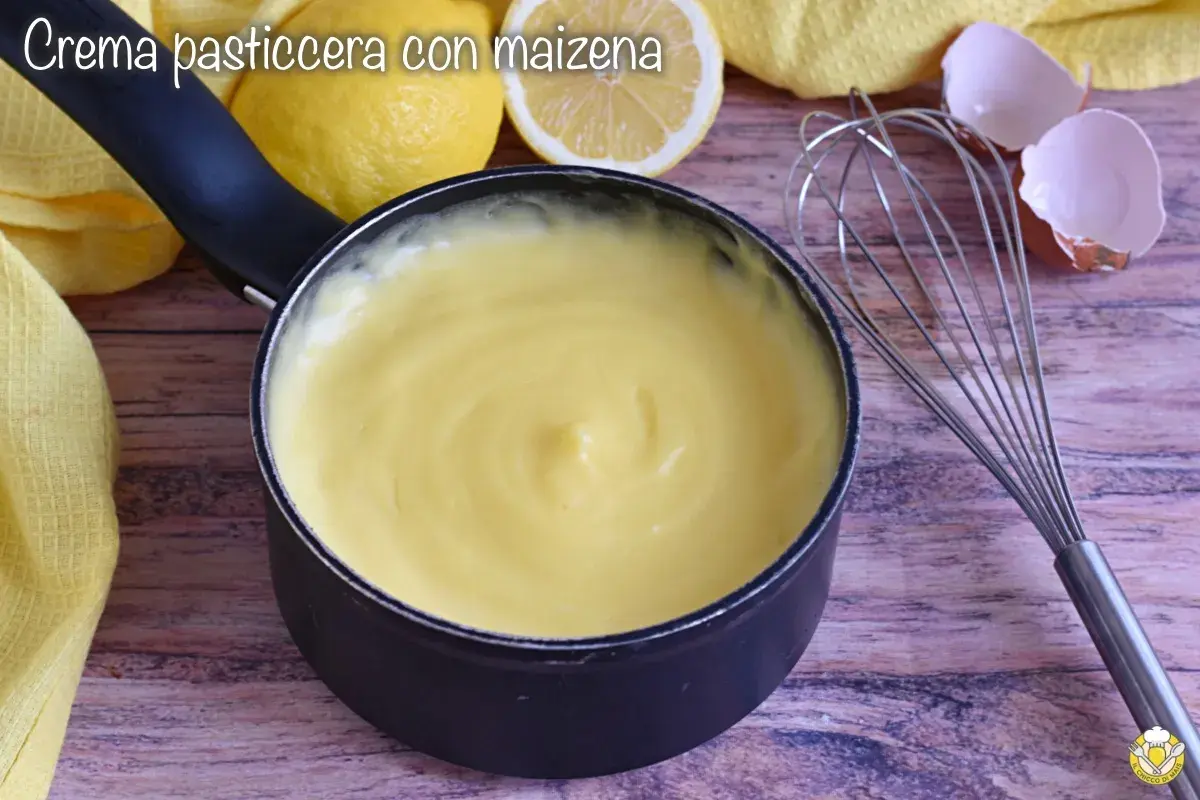 Crema pasticcera liscia e vellutata, preparata con amido di mais, pronta per farcire dolci. Accanto, limoni e gusci d'uovo.