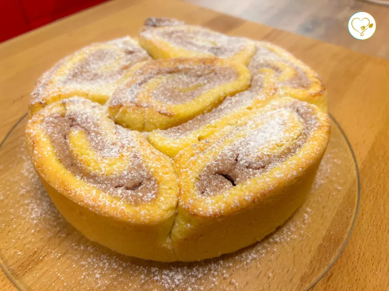 Deliziosa crostata senza glutine con ripieno cremoso, spolverata di zucchero a velo. Perfetta per ogni occasione.