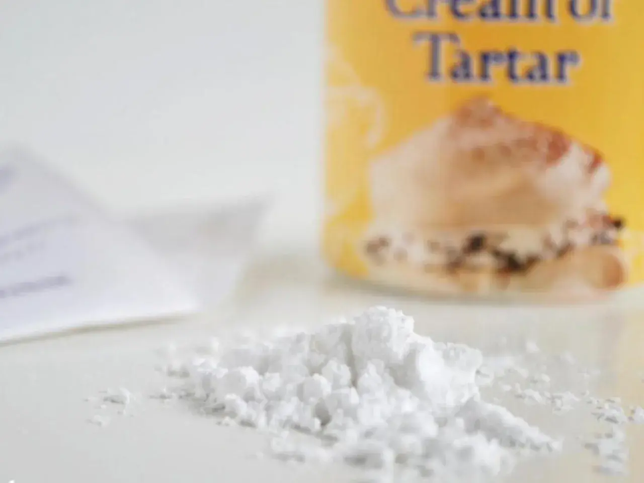 Polvere bianca, cremor tartaro cos'è? Un ingrediente essenziale per dolci soffici e meringhe perfette.