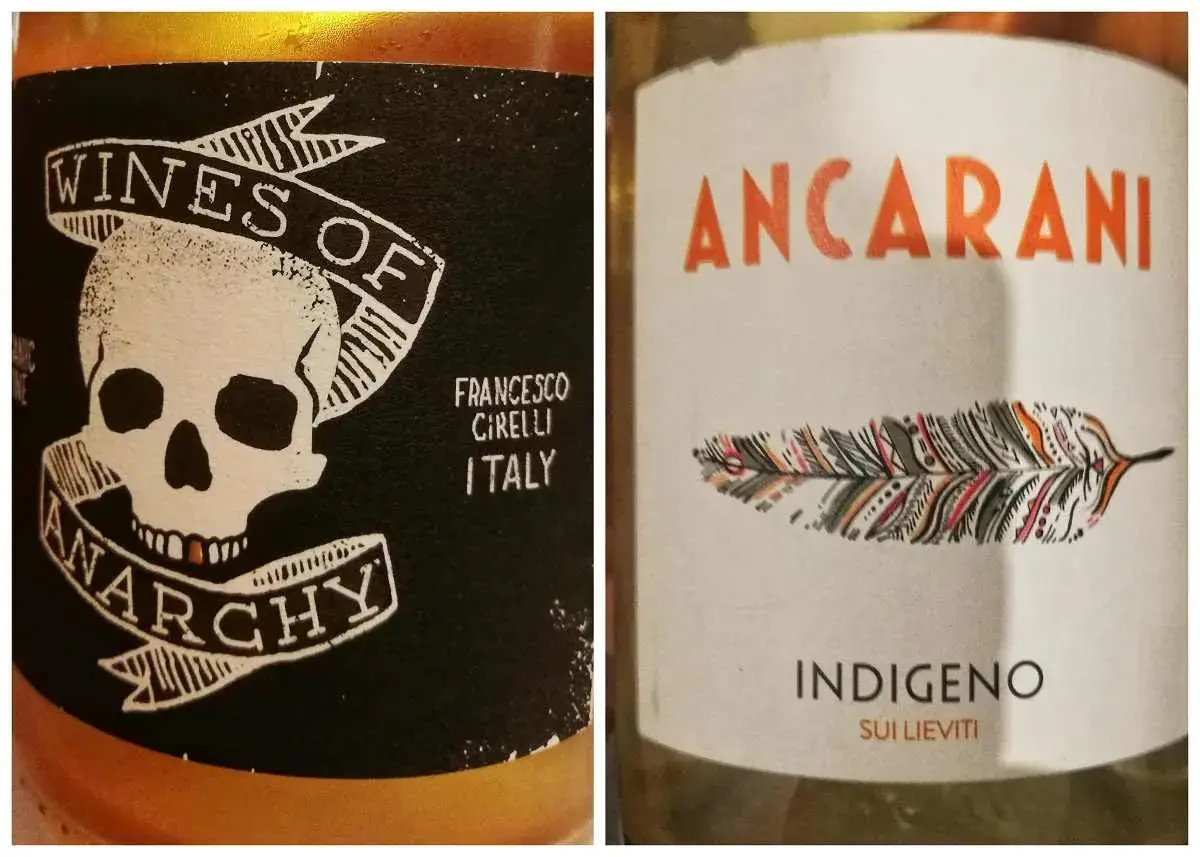 Vino "Wines of Anarchy" con teschio e vino "Ancarani Indigeno" con piuma, entrambi evocano un metodo ancestrale vino.