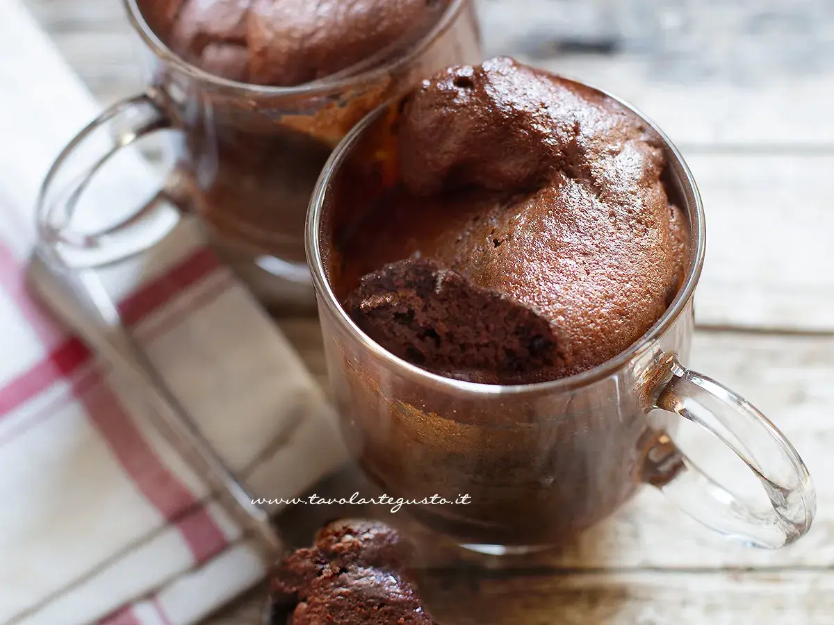Deliziosa torta in tazza al cioccolato, soffice e invitante, pronta per essere gustata.