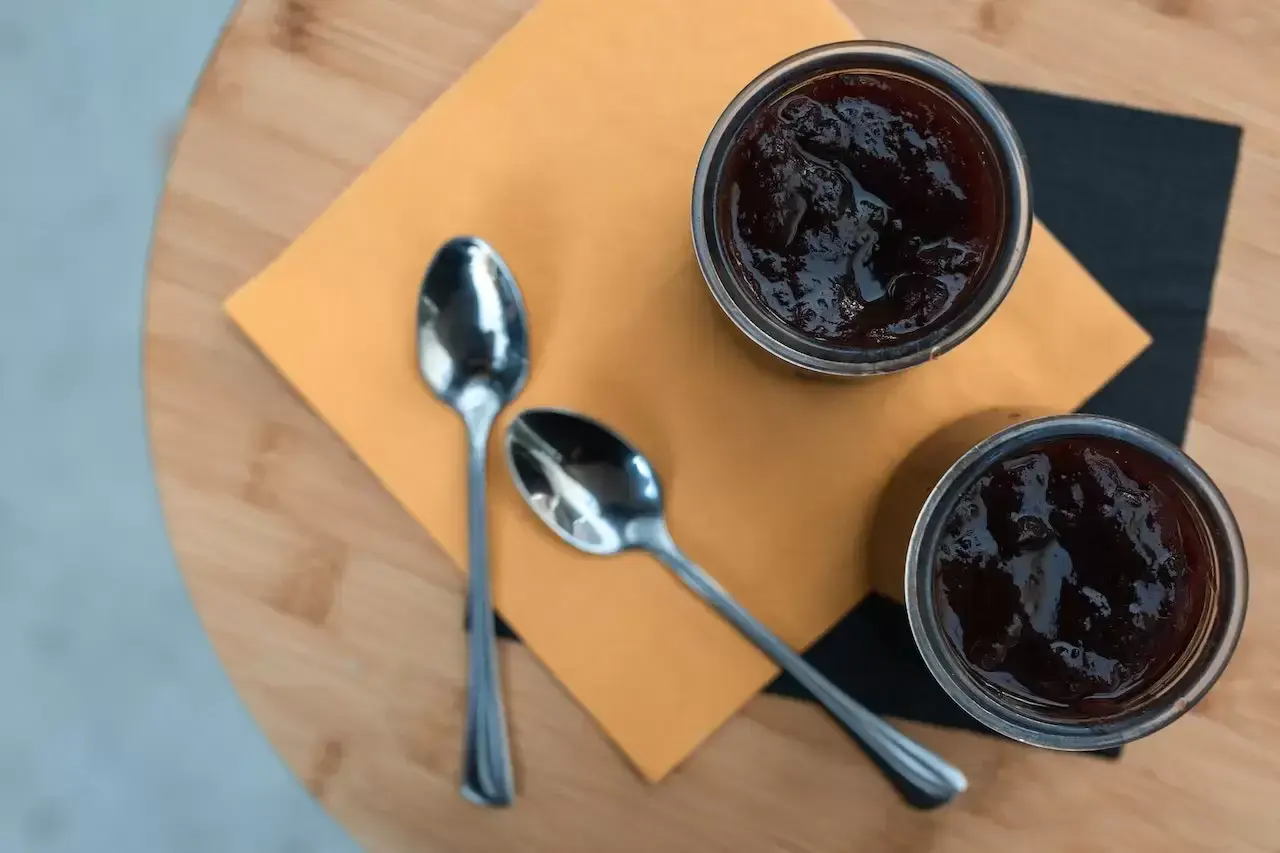 Due ciotoline di marmellata scura, pronte per essere gustate. La cugnà ricetta è un classico intramontabile.