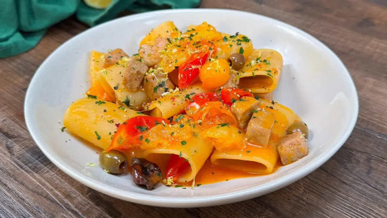 Paccheri con tonno fresco, pomodorini, olive e scorza di limone. Un piatto colorato e saporito.