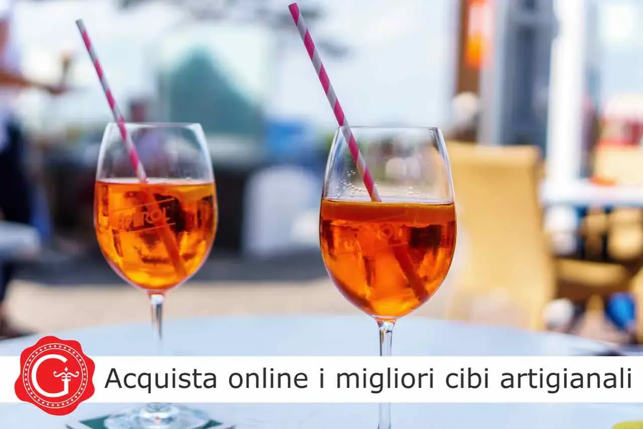 Due bicchieri di spritz italiano, con cannucce a righe rosa e bianche, pronti per essere gustati.