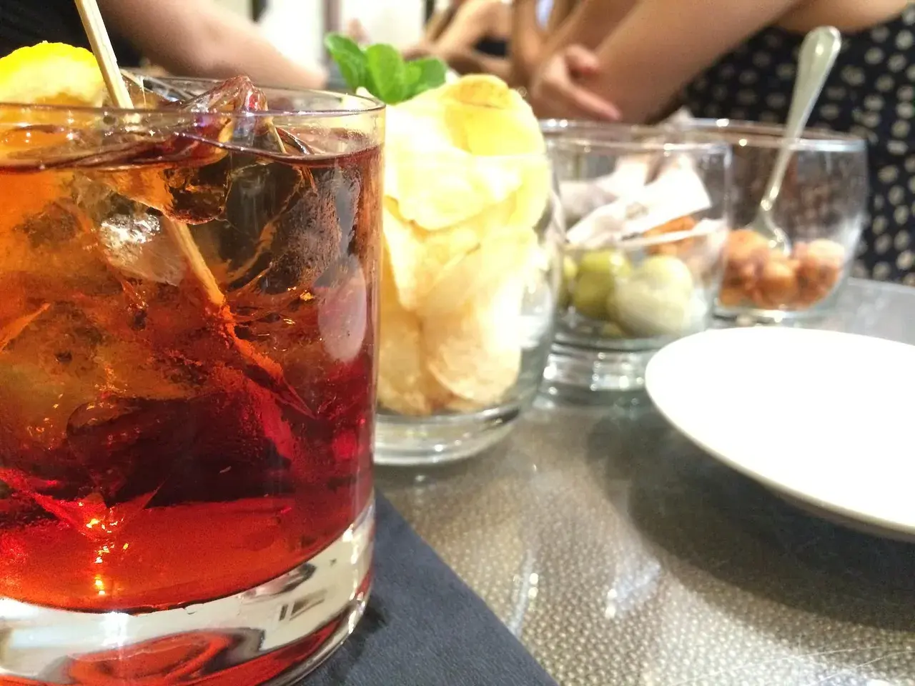 Un Negroni Sbagliato, con la sua storia, servito con patatine e olive. Un brindisi alla leggerezza!