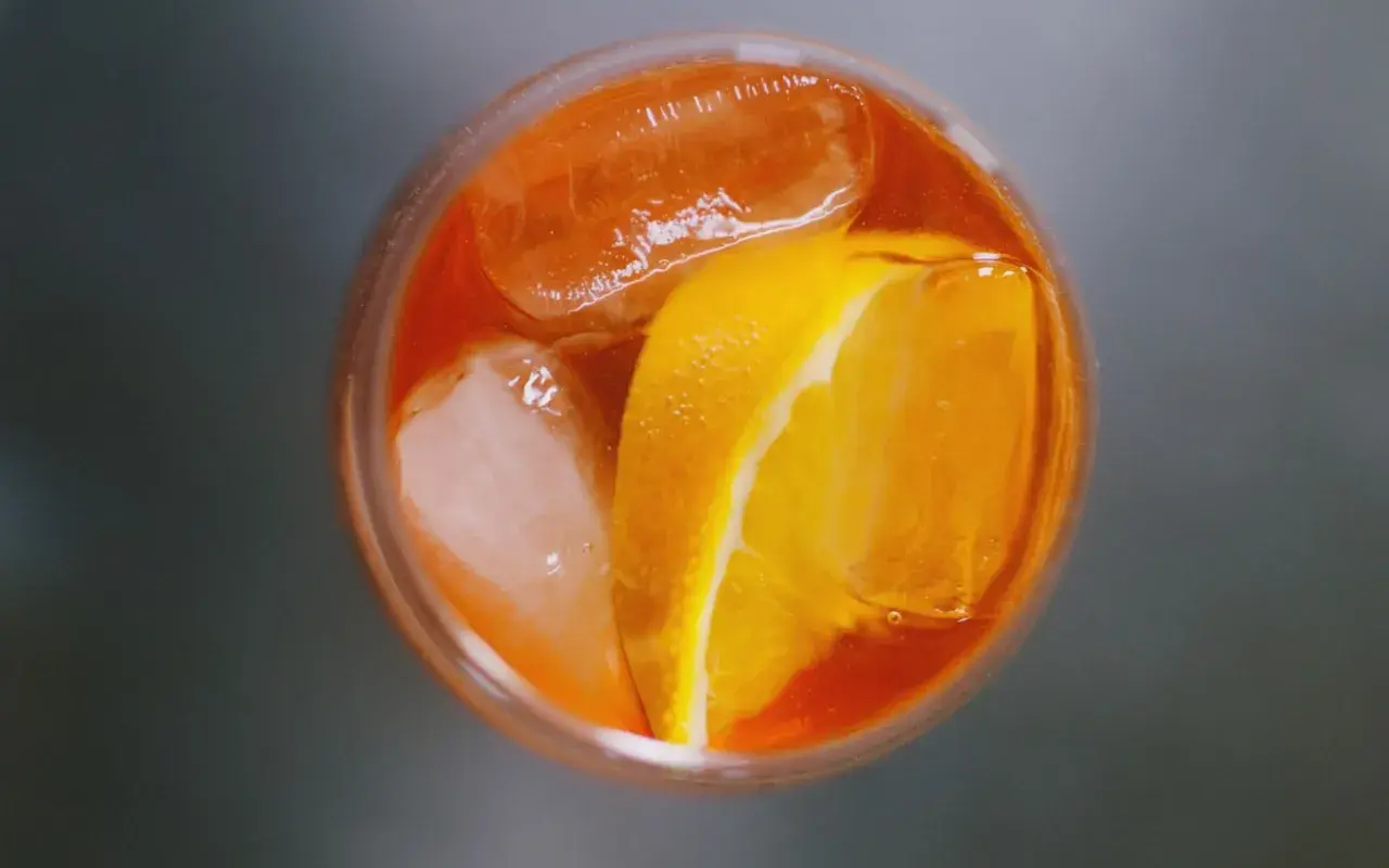 Spritz aranciato con ghiaccio e fetta d'arancia. Perfetto per un aperitivo, attenzione al tasso alcolemico!