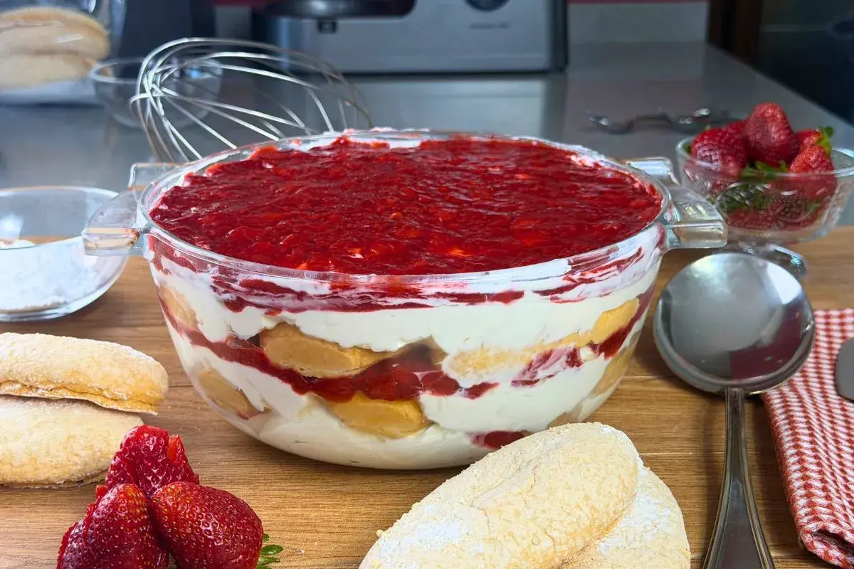 Un goloso tiramisù fragola in una ciotola di vetro, con savoiardi, crema e tanta fragola fresca.