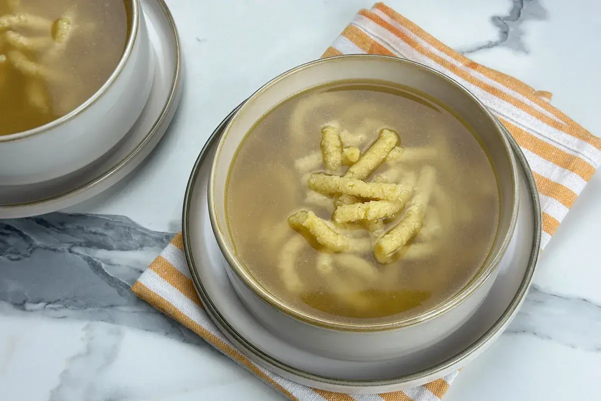 Passatelli in brodo, un classico della ricetta romagnola. Gustosi e confortanti, perfetti per ogni occasione.