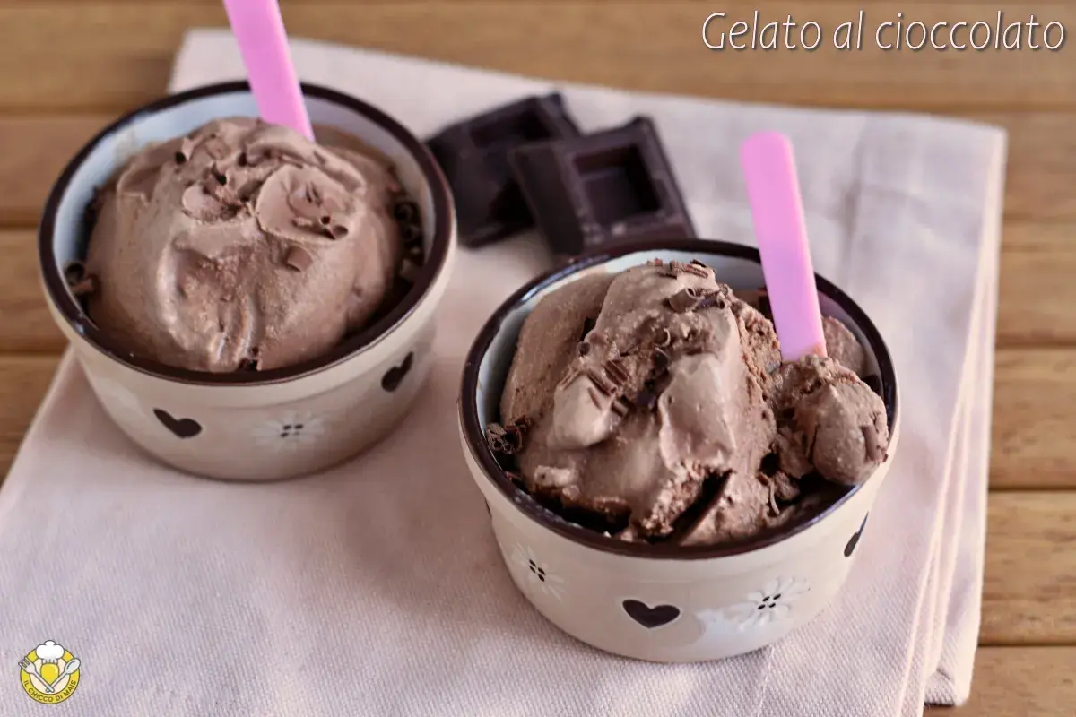 Due coppette di cremoso gelato al cioccolato, guarnite con scaglie di cioccolato e cucchiaini rosa.