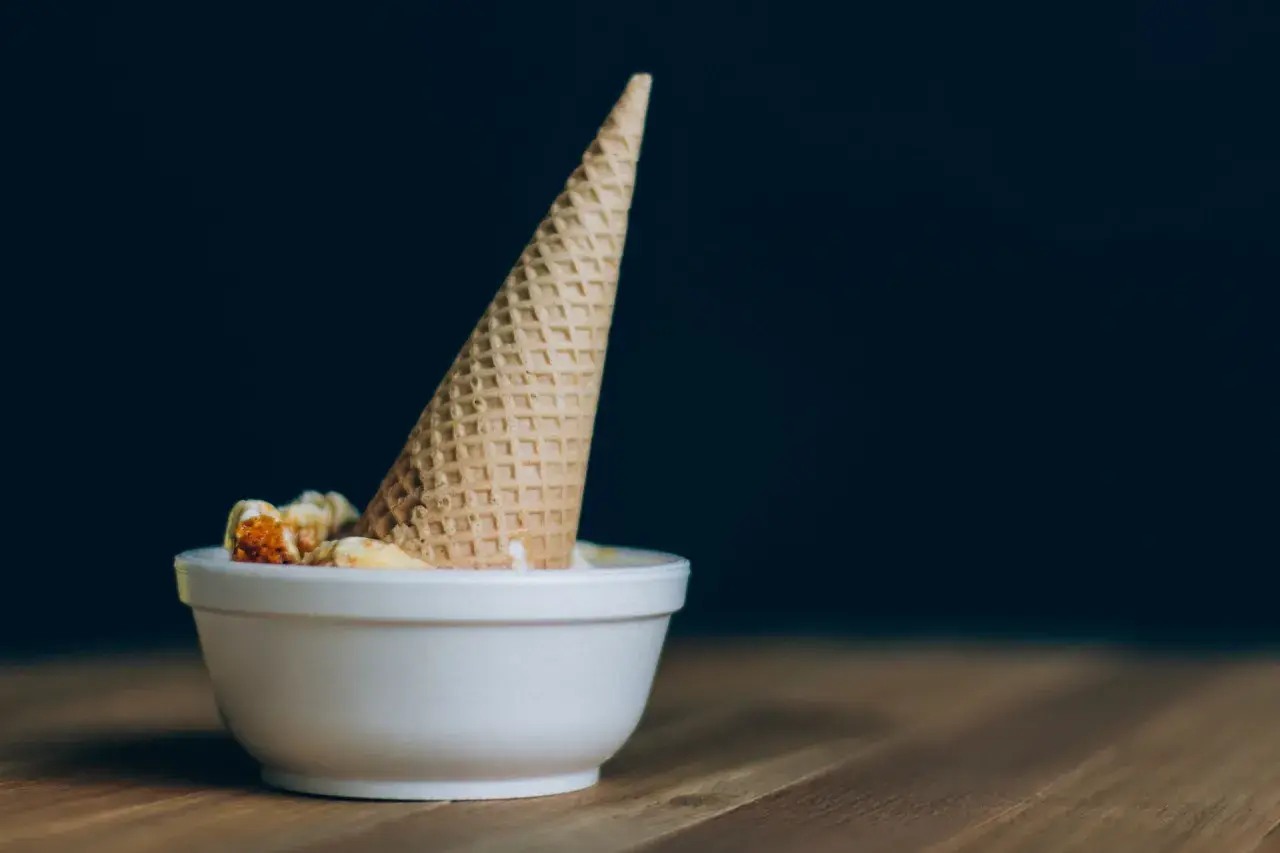 Cono gelato in una ciotola, con un po' di gelato sciolto. Il destrosio cos'è? Un semplice zucchero, dolcezza naturale.