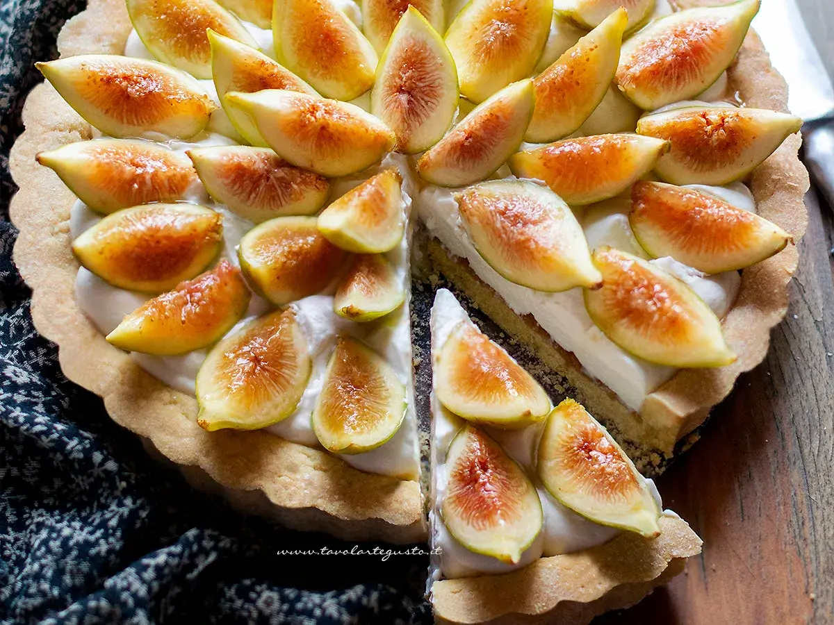 Deliziosa crostata di fichi, con fichi freschi affettati su una crema vellutata e una base croccante.