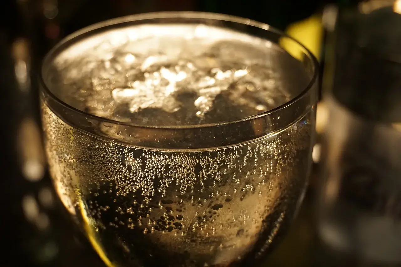 Bollicine dorate salgono in un bicchiere di Prosecco, un brindisi leggero ma con le sue calorie.