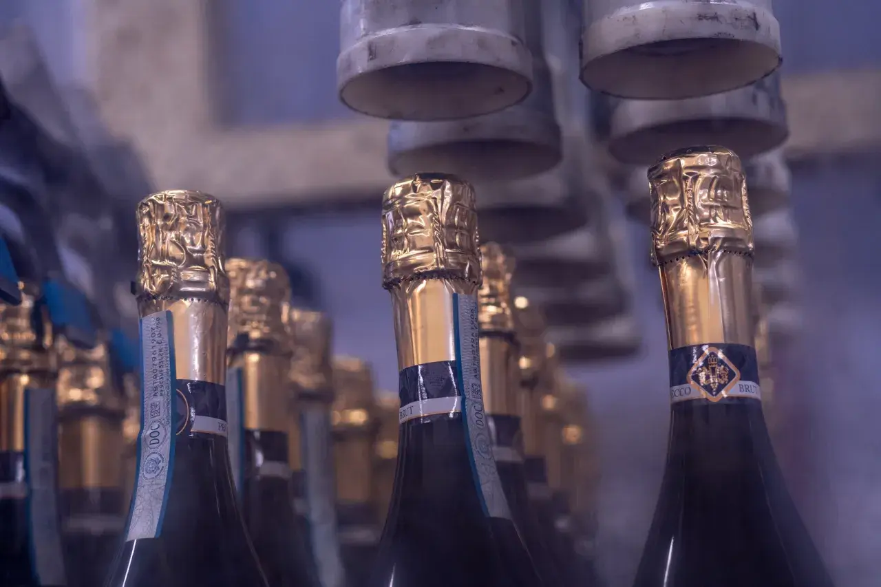 Bottiglie di Prosecco pronte per essere imbottigliate. Chissà quanti gradi ha il Prosecco che uscirà da queste bottiglie?