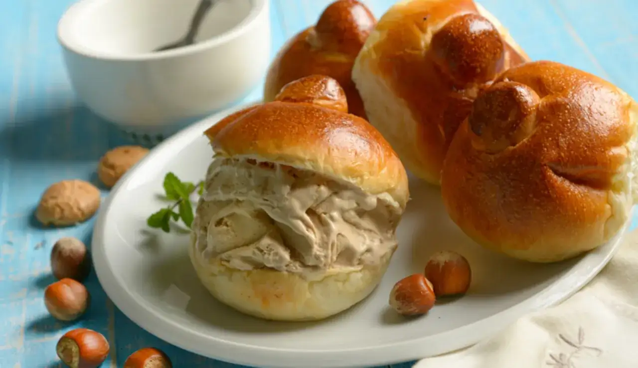 Brioche con gelato, un classico per gustare la granita siciliana.