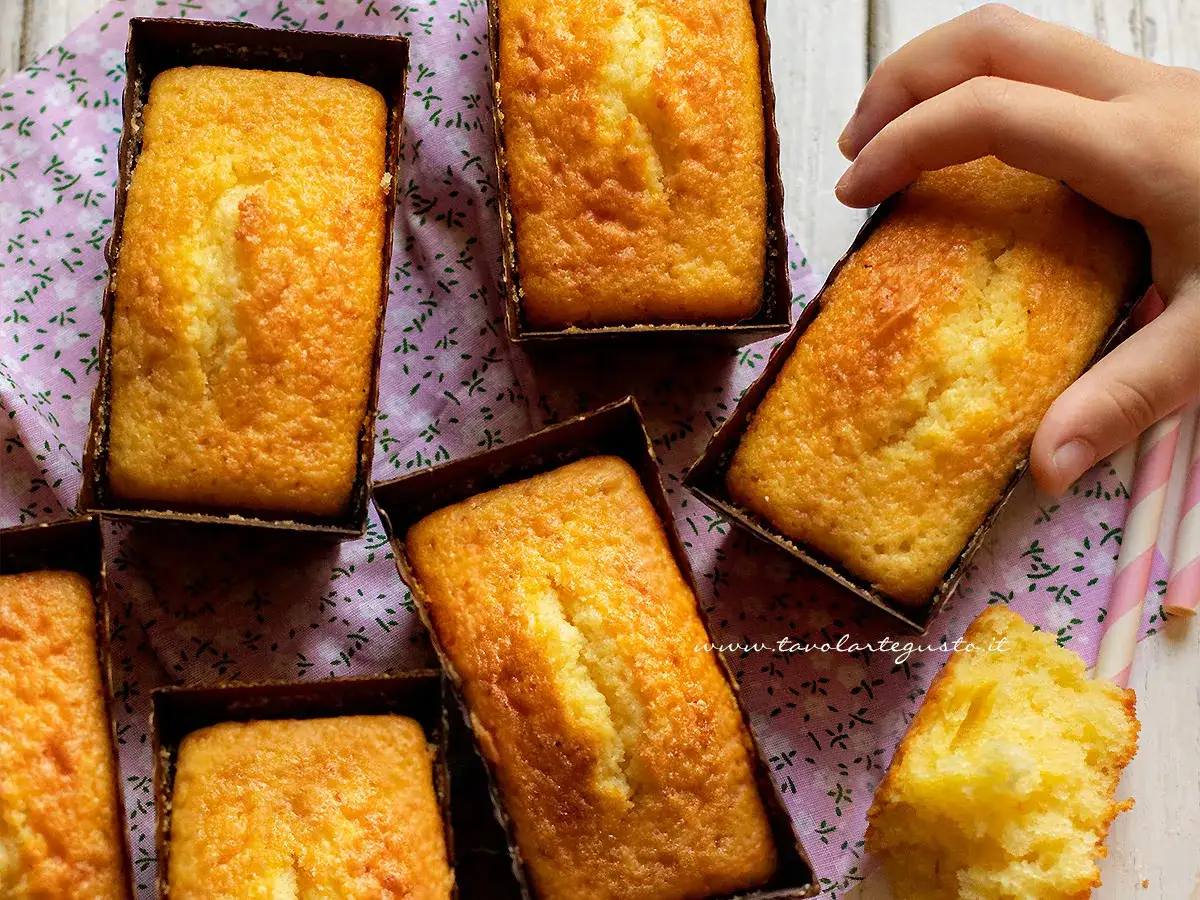 Plumcake dorati in stampini, pronti per essere gustati. Una deliziosa ricetta plumcake da provare subito!