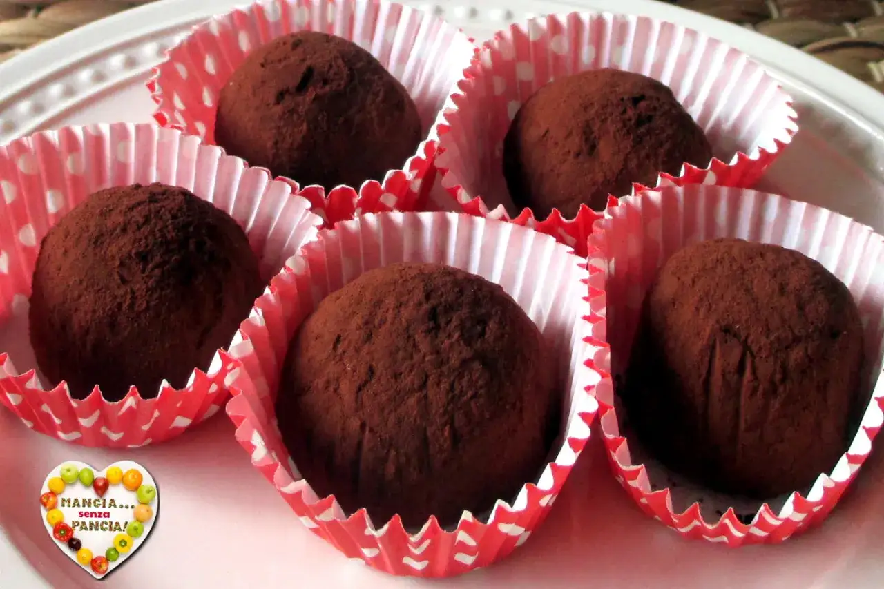 Deliziose palline di cioccolato, pronte per essere gustate. Una ricetta facile per un dolce irresistibile.