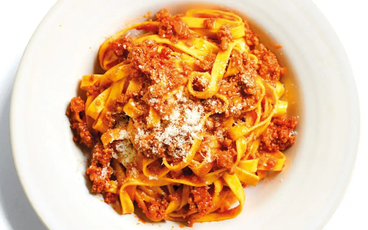 Tagliatelle fresche condite con un ricco rag&ugrave; alla bolognese, spolverate di parmigiano. Un classico intramontabile.
