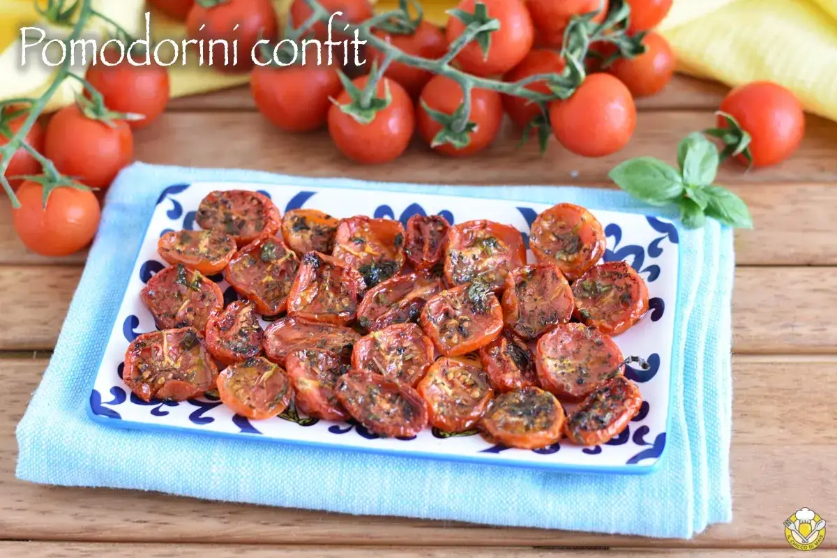 Pomodorini confit cotti al forno, un'esplosione di sapore per la tua ricetta.