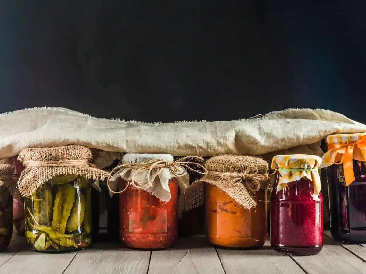Vasi di conserve fatte in casa, tra cui una deliziosa marmellata di Natale, pronti per essere gustati.