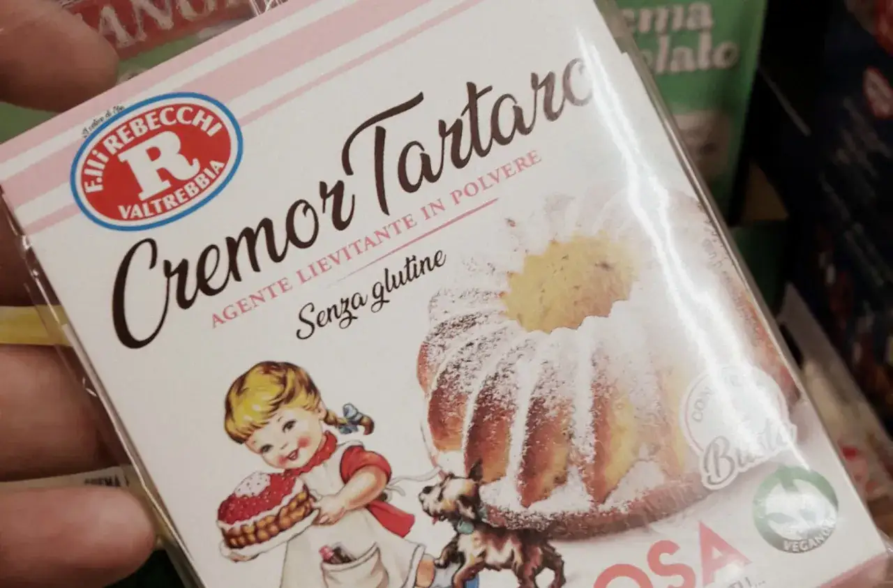 Confezione di cremor tartaro, agente lievitante in polvere senza glutine, con illustrazione di bambina e torta.