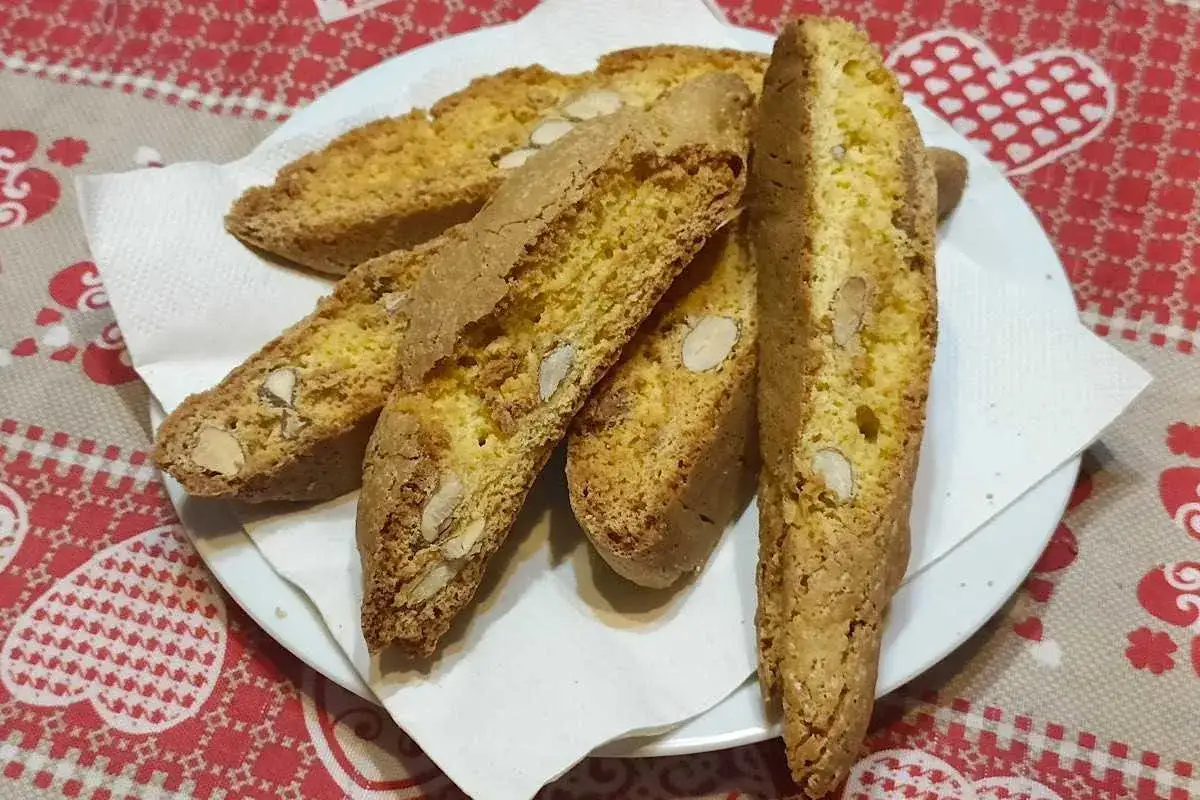 Cantucci alle mandorle, perfetti per la tua ricetta fatta in casa. Croccanti e dorati, pronti da gustare.