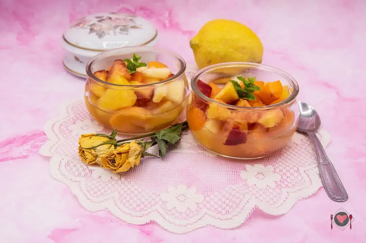 Frutta fresca a pezzi in coppette, con limone e rosa secca. Il macerare significato &egrave; un processo che rende i sapori pi&ugrave; intensi.