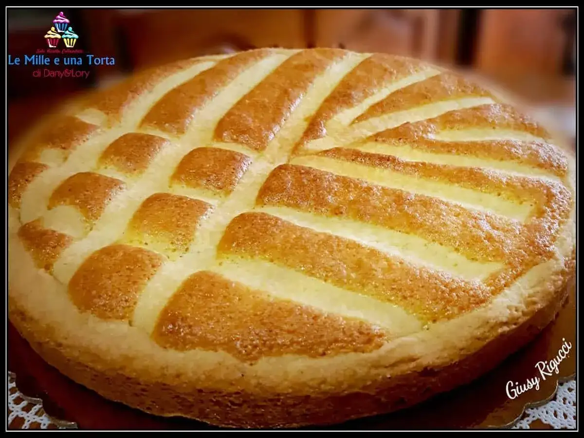 Torta con decorazione a griglia, ripiena di golosa crema frangipane.